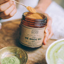 Mon expérience avec le He Shou Wu : comment j’ai ralenti l’apparition des cheveux blancs