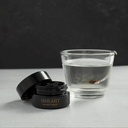 Résine de Shilajit Cymbiotika à diluer dans un verre d'eau grâce à la cuillère spéciale