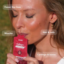 Femme buvant un sachet de Zooki. Collagène 11000mg. Pour les rides, les ongles, les cheveux, le cartilage, les os et les muscles.